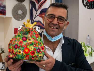 Iniziamo il tour da �Ios� in corso Benedetto Croce, esercizio che discende dal vecchio �Lavopa�, negozio che venne aperto nel 1967 in via Pasubio, sempre nel quartiere Carrassi. Oggi � Vito, il figlio del fondatore Giovanni, a portare avanti l�attivit� assieme alla moglie Sara